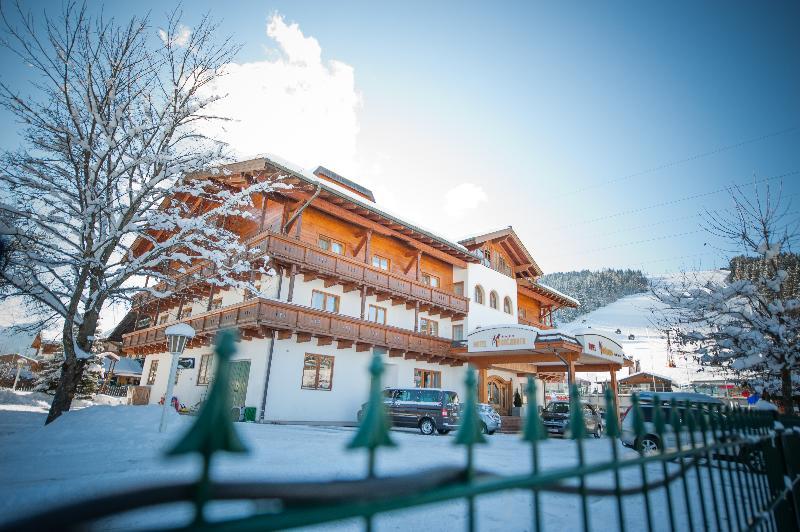 Alpines Gourmet Hotel Montanara Flachau Exterior photo