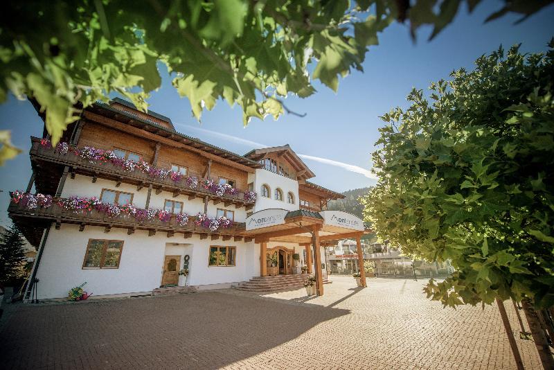 Alpines Gourmet Hotel Montanara Flachau Exterior photo